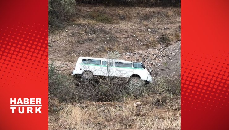 Öğrenci servisi dere yatağına devrildi