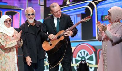 Yusuf İslam, konserini izleyen Erdoğan’a gitar ikram etti