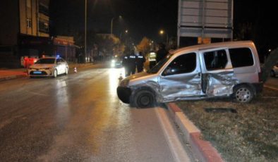 Araçta sıkıştığı yerden kurtarılan şoför, yaralı halde kaçtı