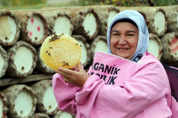 Öğretmenlik hayalini gerçekleştiremedi, arıcılıkla 3 çocuğunu okuttu