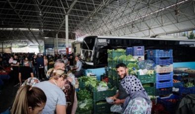 Semt pazarının ortasındaki halk otobüsü isyan ettirdi