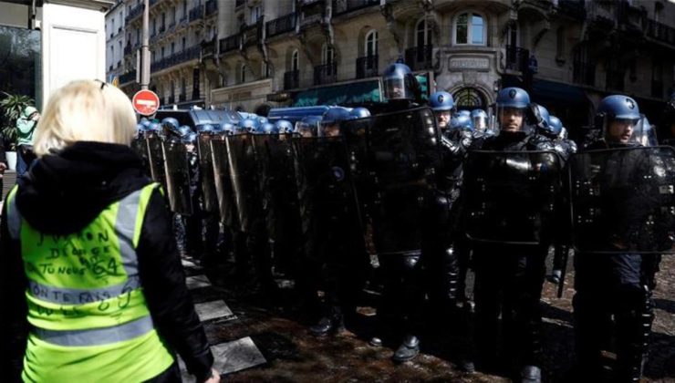 Fransa’da kriz yaratan emeklilik reformuyla ilgili karar öncesi halk yine sokakta