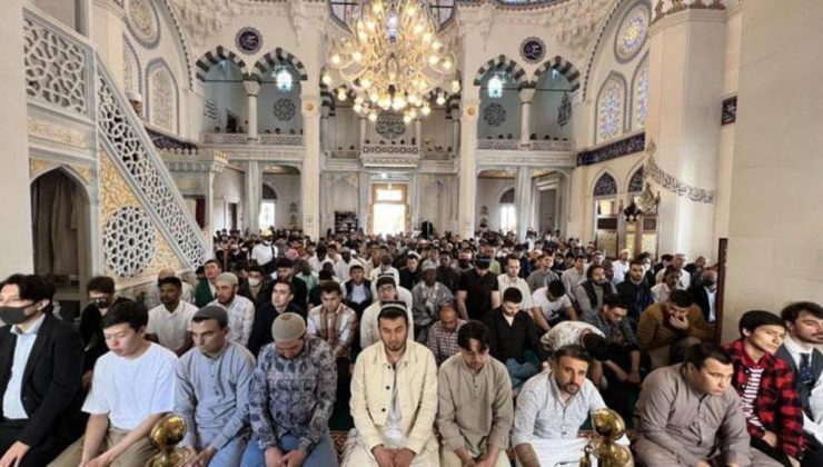 Vatandaşların sığmadığı camide bayram namazı iki kez kılındı