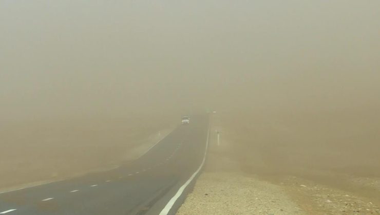 Moğolistan’da kum fırtınası hayatı felç etti! Göz gözü görmüyor