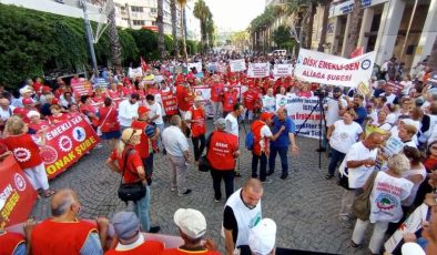 İzmir’de CHP önderliğinde zamlara karşı miting