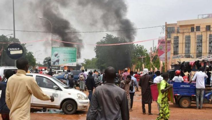 Nijer’de Rusya bayrağı taşıyan darbe destekçileri iktidar partisinin binalarını ateşe verdi