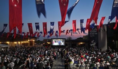 Üsküdar Belediyesi ev sahipliğinde açık alanlarda yapılan geleneksel sinema günlerinin ilki “Neşeli Günler” film gösterimiyle başladı