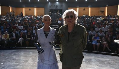 Okan Bayülgen ile Robot Sophia İzmirliler ile bir araya geldi